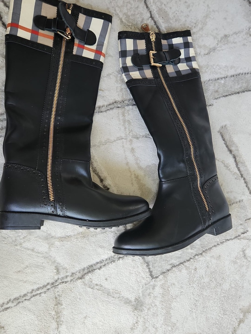 Black Leather Burberry but I don’t have proof so selling in an affordable price.